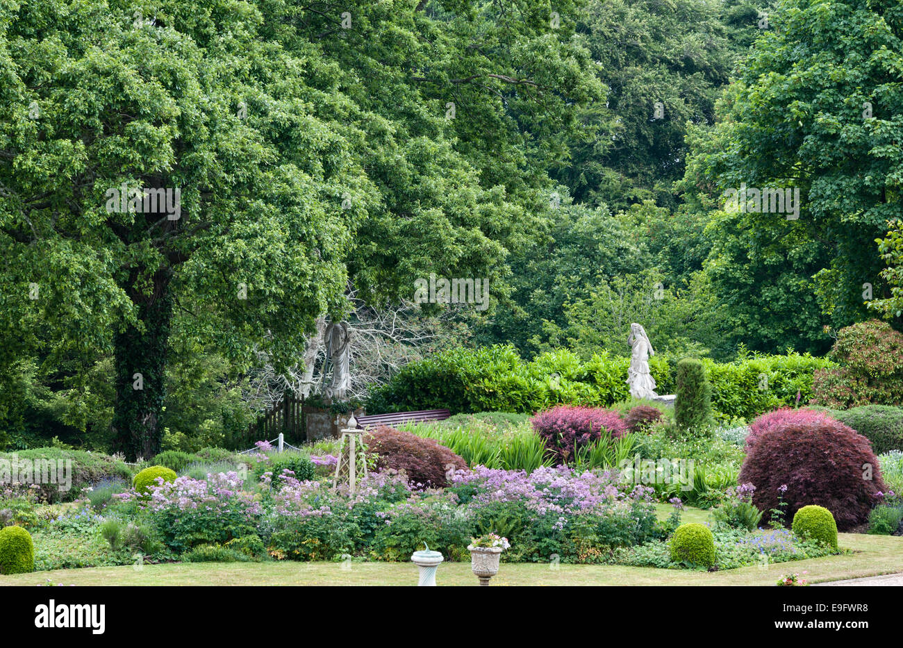 Mount Edgcumbe giardino, Cornwall. Prato Est terrazza accanto alla casa è parte dell'Earl's Garden Foto Stock