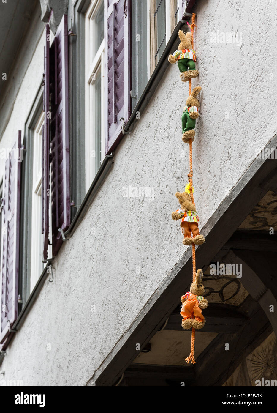 Quattro giocattoli imbottiti di arrampicata corda verso il basso Foto Stock
