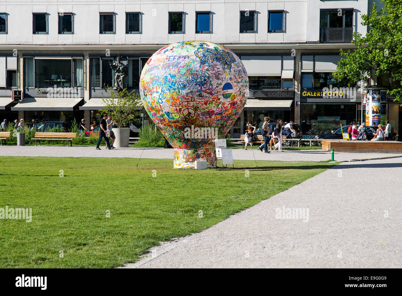 Piazza con palla da disegno, Monaco, München, capitale della Baviera, Germania, Europa Foto Stock