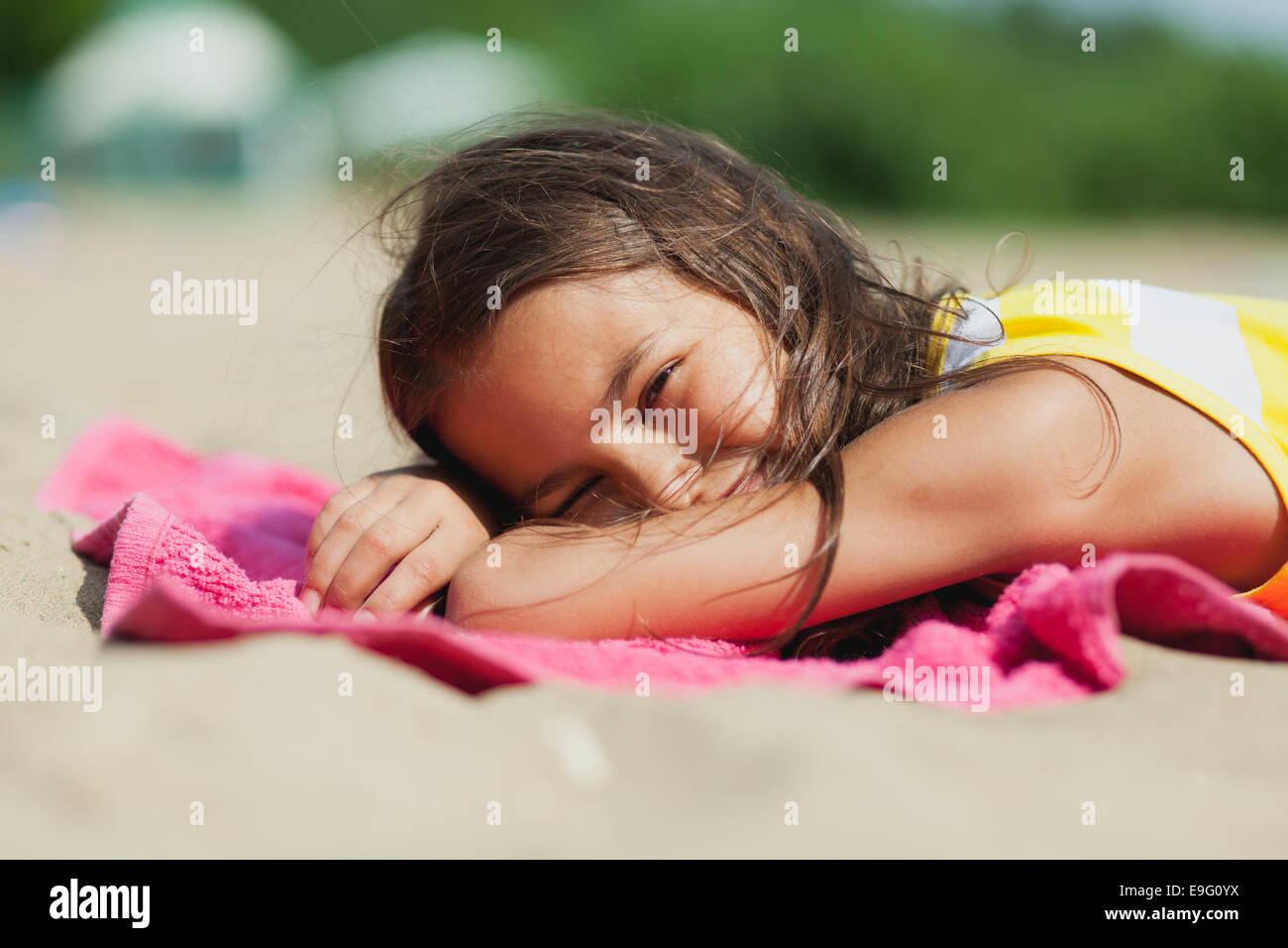 Bambina di cinque anni sulla natura Foto Stock
