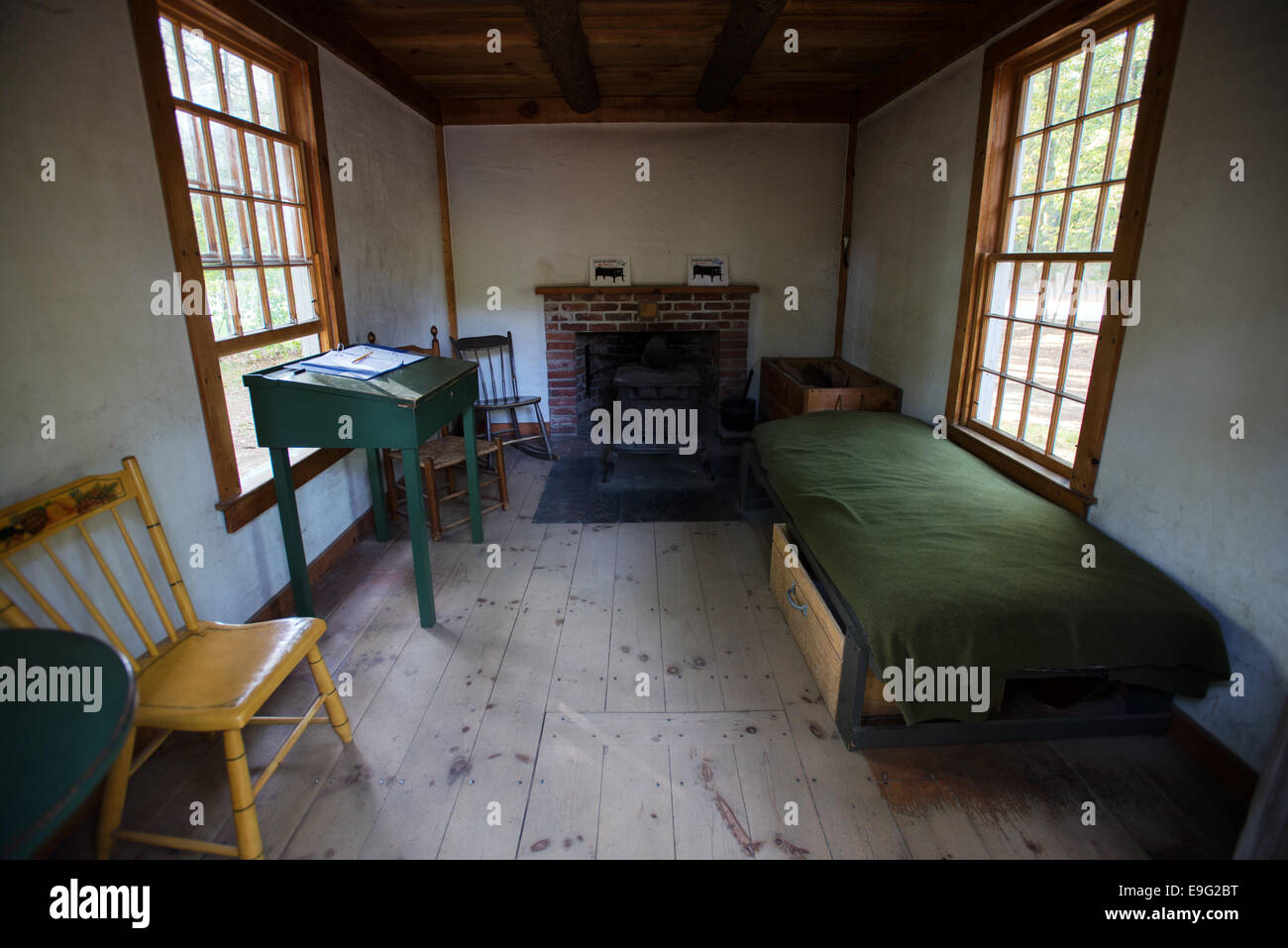 Vista interna della replica di Henry David Thoreau s house Walden Pond State Reservation Concord MA Massachusetts Foto Stock