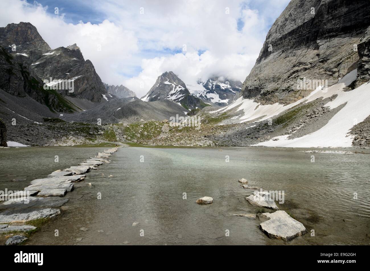 La divina paesaggio di montagna nella catena delle Alpi, per la metà di luglio. Paysage biblique : Le Lac des Vaches dans les Alpes. Foto Stock
