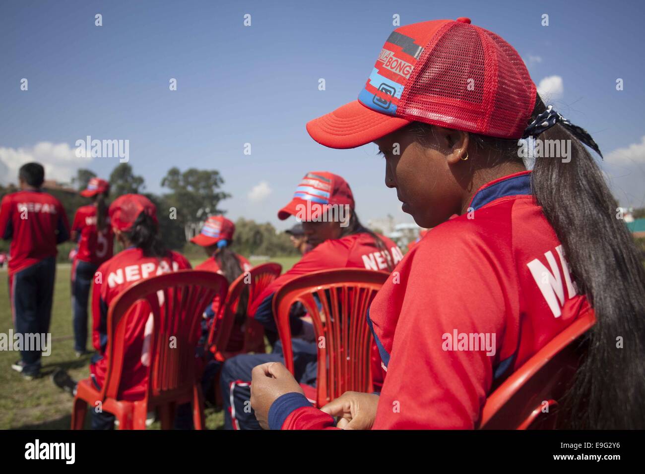 Lalitpur, Nepal. 27 ott 2014. Ipovedenti donne nepalesi il cricketers attendere prima di un incontro internazionale di donne cieche Cricket nel torneo di Lalitpur, Ottobre 27, 2014. Credito: Pratap Thapa/Xinhua/Alamy Live News Foto Stock