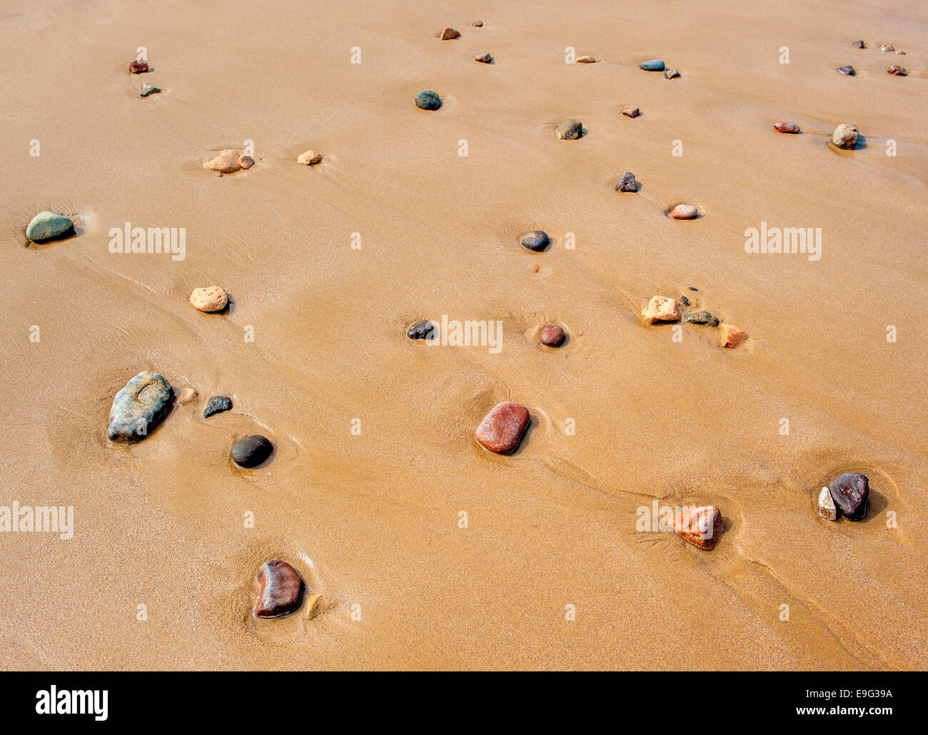 Ciottoli in spiaggia sabbiosa Foto Stock