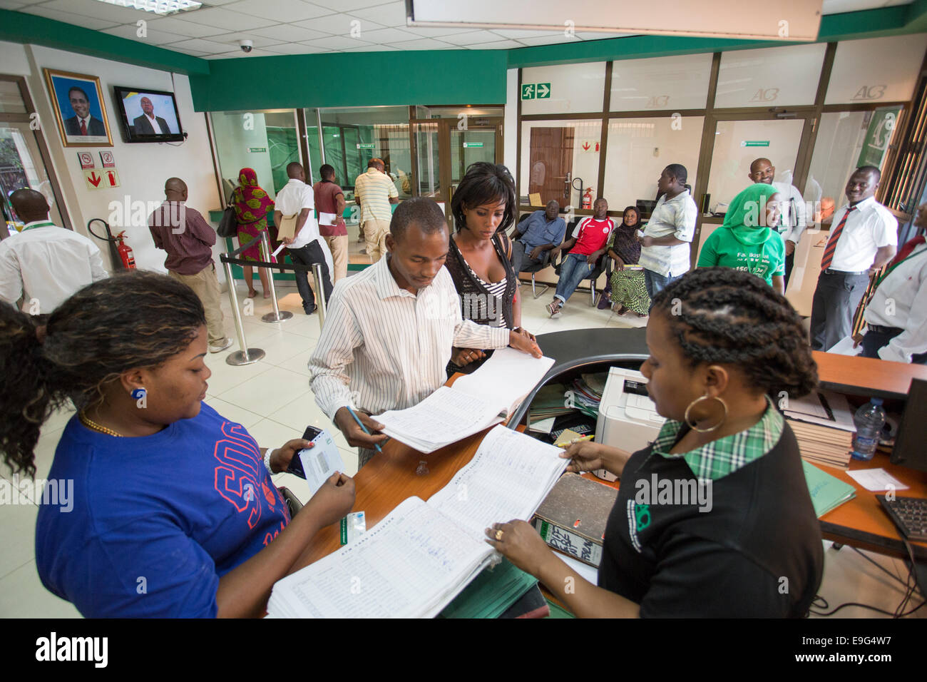 La lobby e di una banca commerciale a Dar es Salaam, Tanzania Africa Orientale. Foto Stock