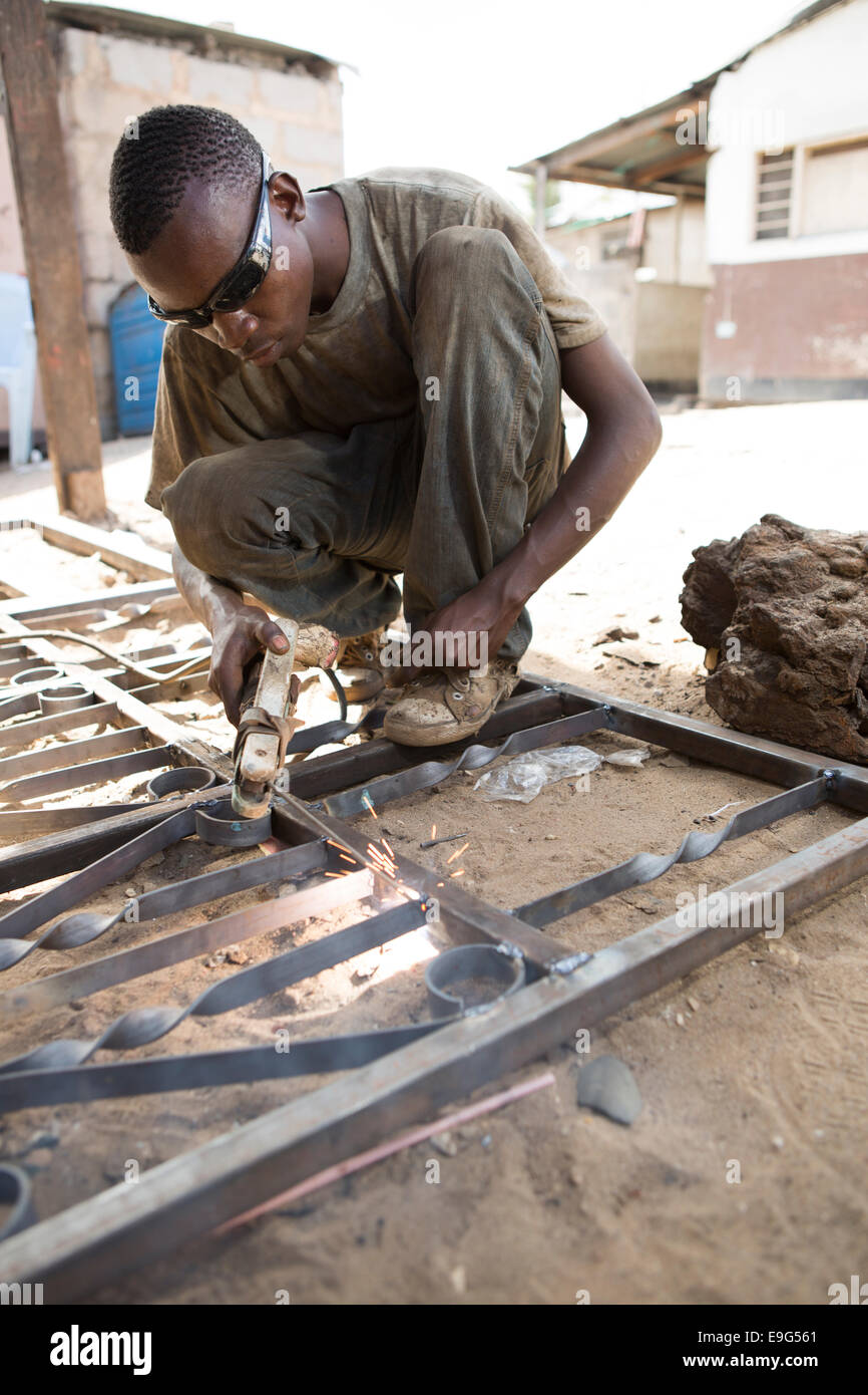 Saldatrice a un workshop a Dar es Salaam, Tanzania Africa Orientale. Foto Stock