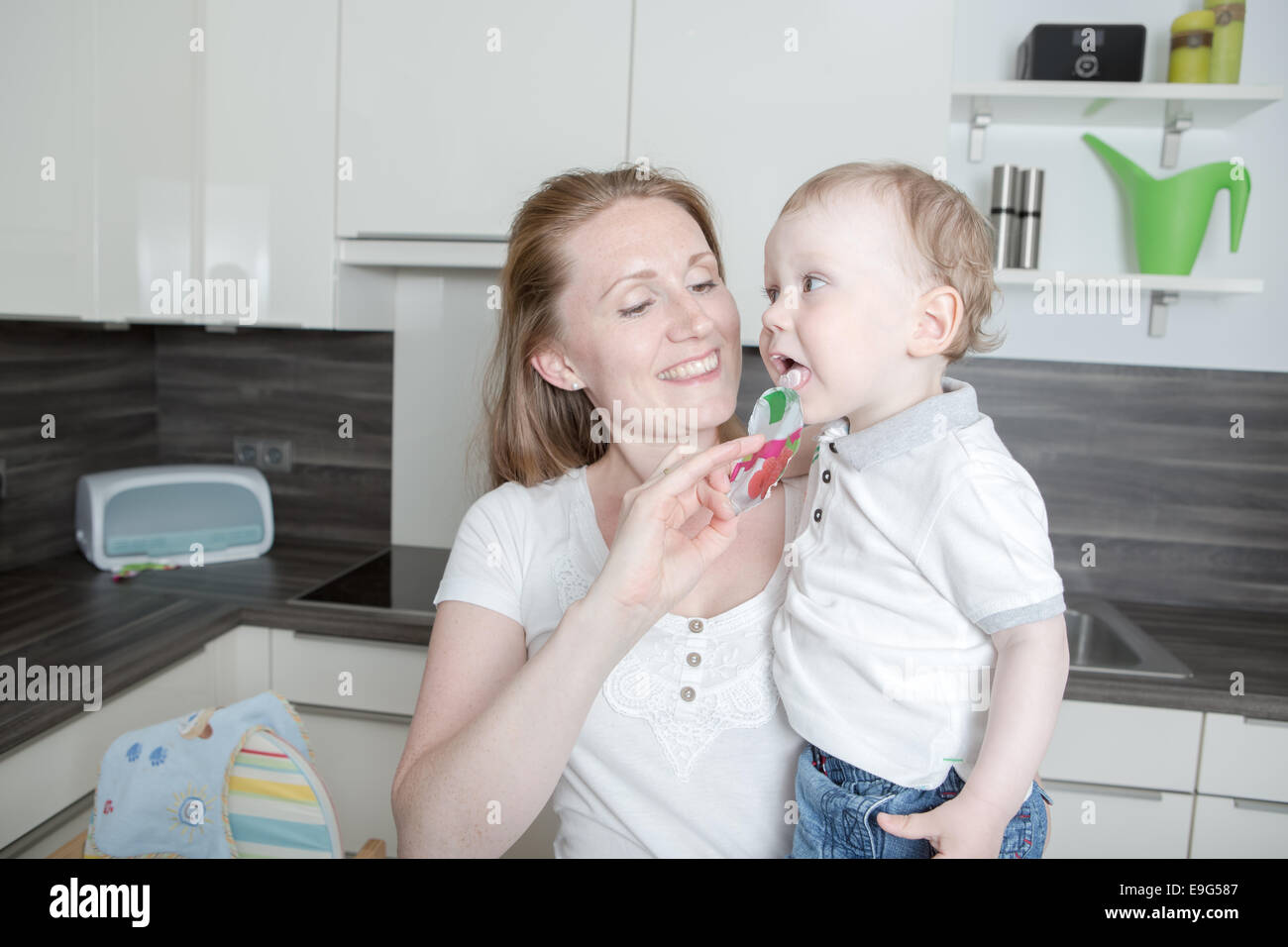 Donna con un 1,5 anni vecchio ragazzo in cucina Foto Stock