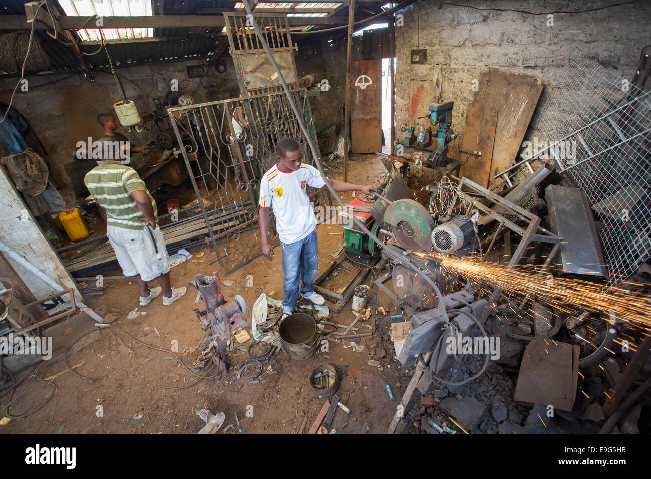 Macchinari in un workshop di metallo a Dar es Salaam, Tanzania Africa Orientale. Foto Stock