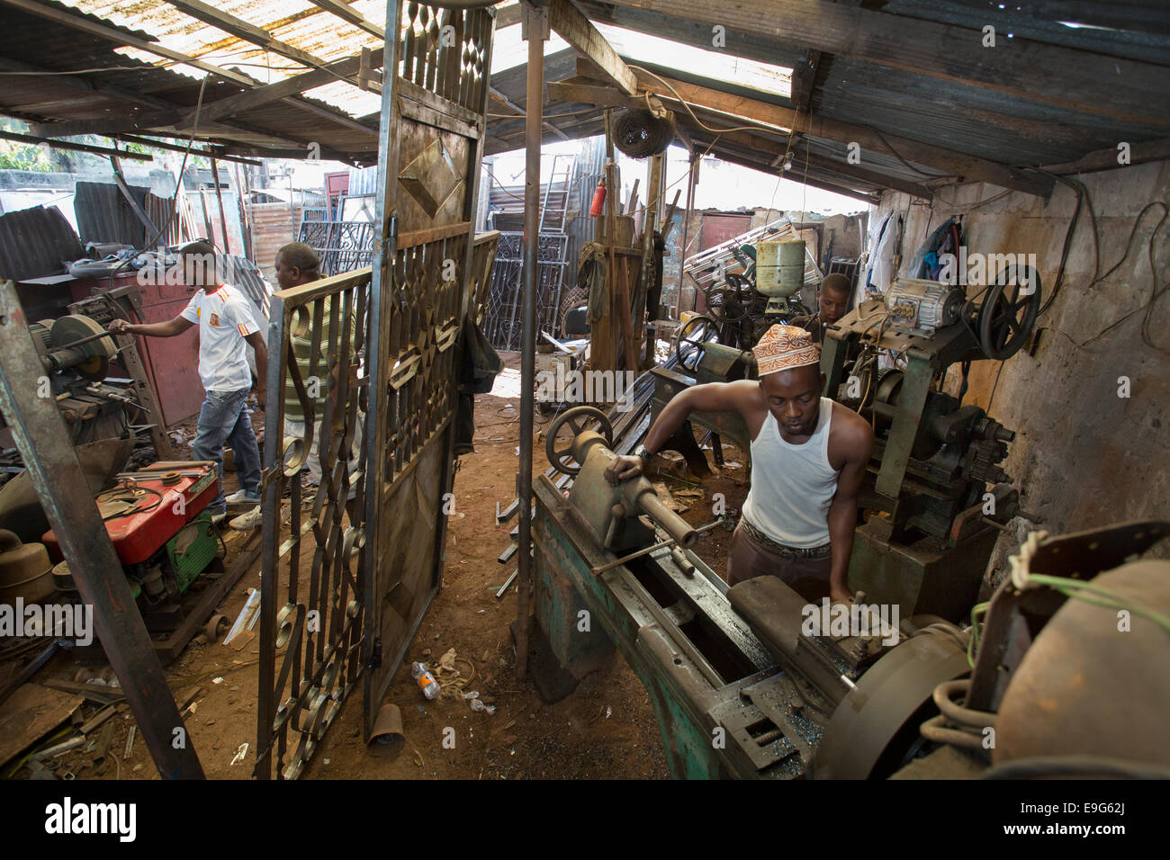 Macchinari in un workshop di metallo a Dar es Salaam, Tanzania Africa Orientale. Foto Stock