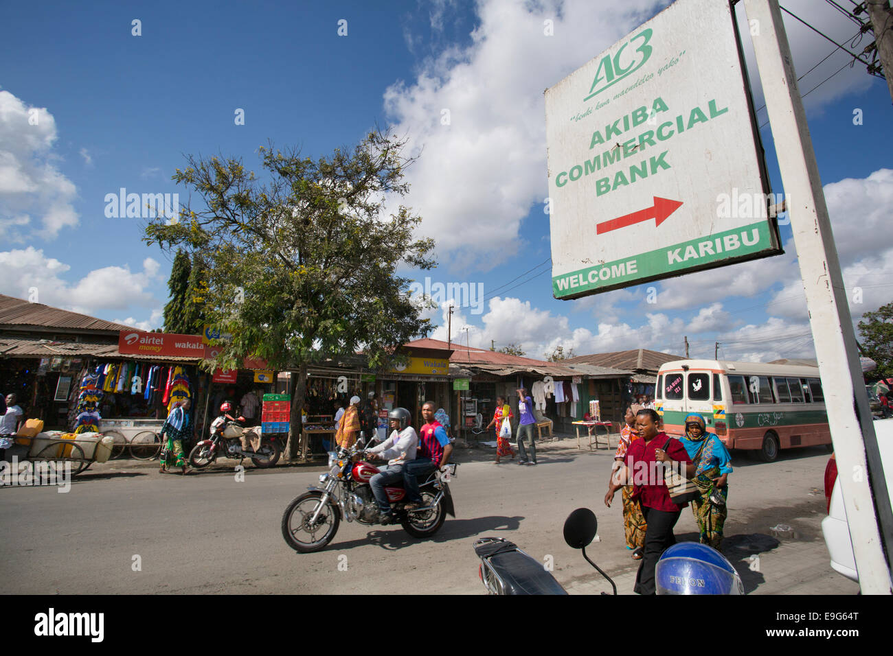 Esterno la banca commerciale a Dar es Salaam, Tanzania Africa Orientale. Foto Stock