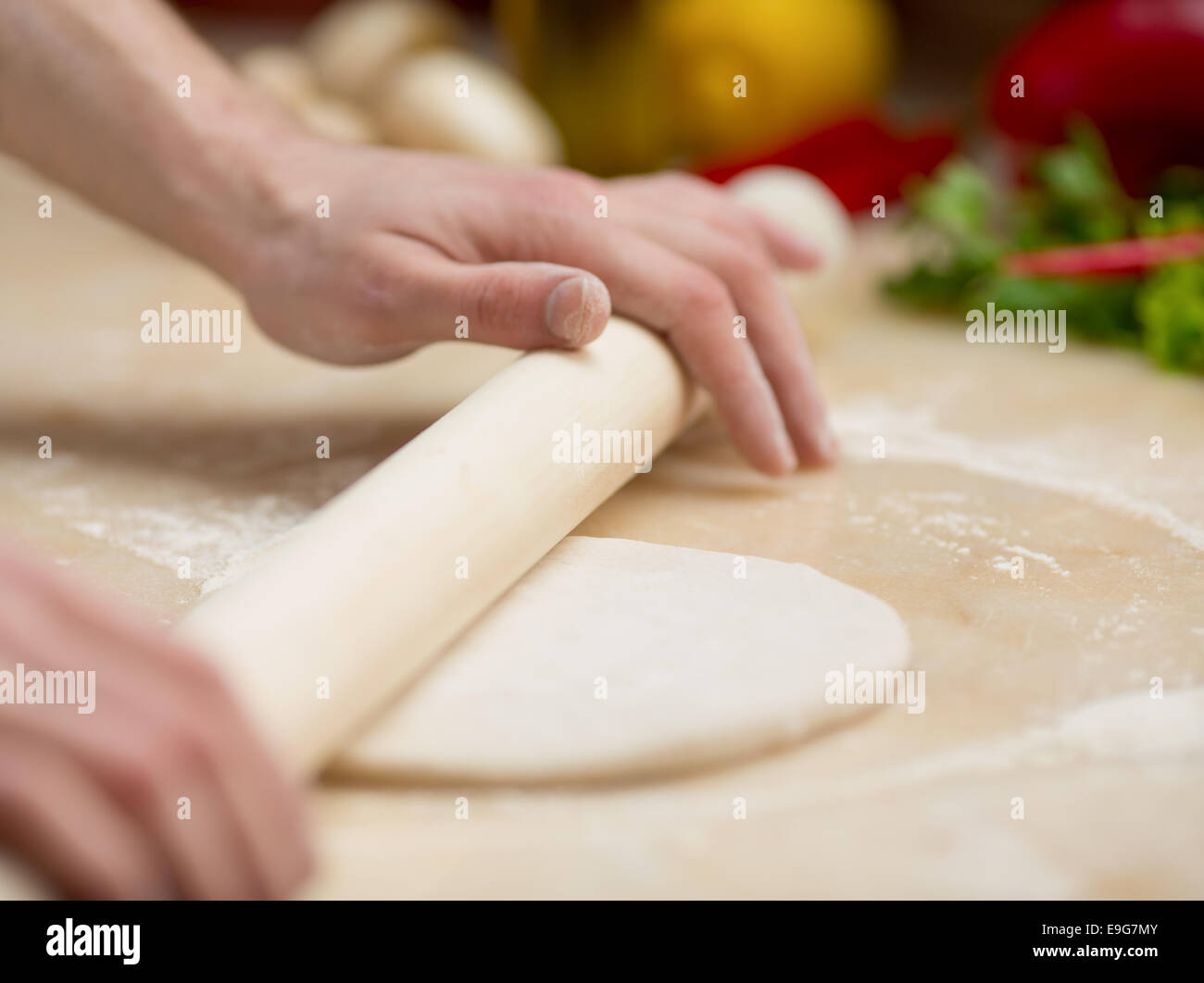 L'uomo gli impasti per pizza Foto Stock