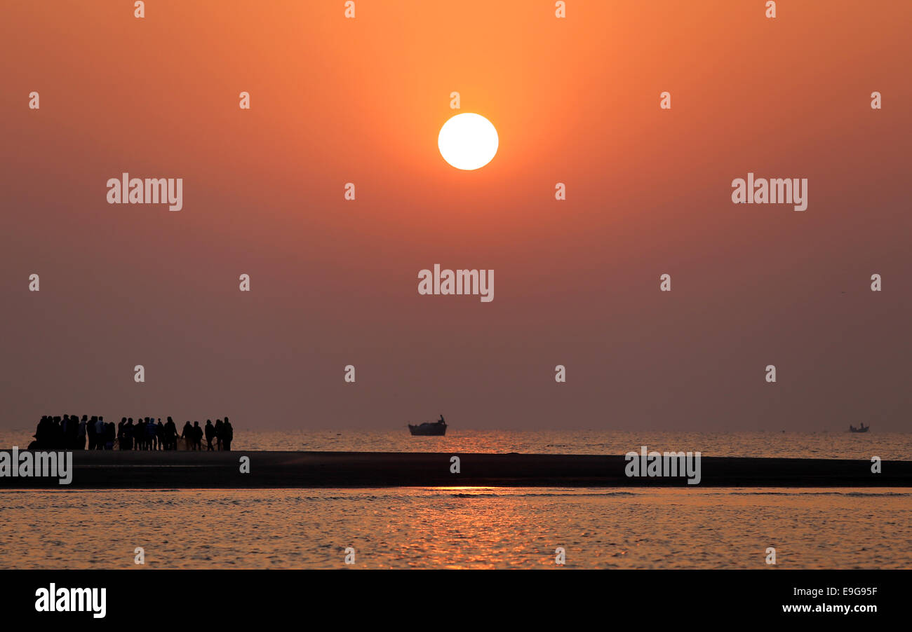 Alba sul mare a Kuakata, Bangladesh Foto Stock