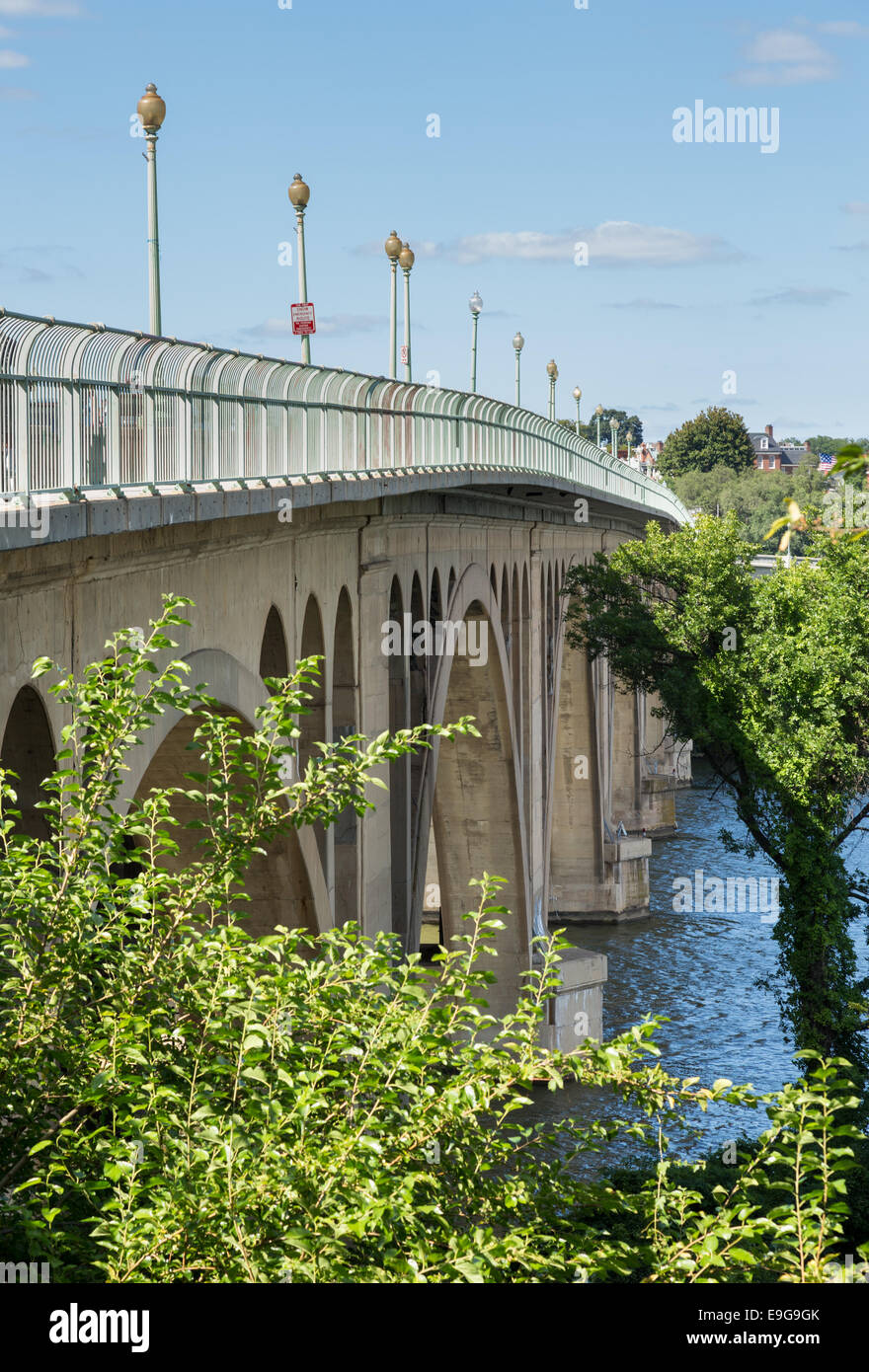 Vista laterale del Key Bridge andando a Georgetown Foto Stock