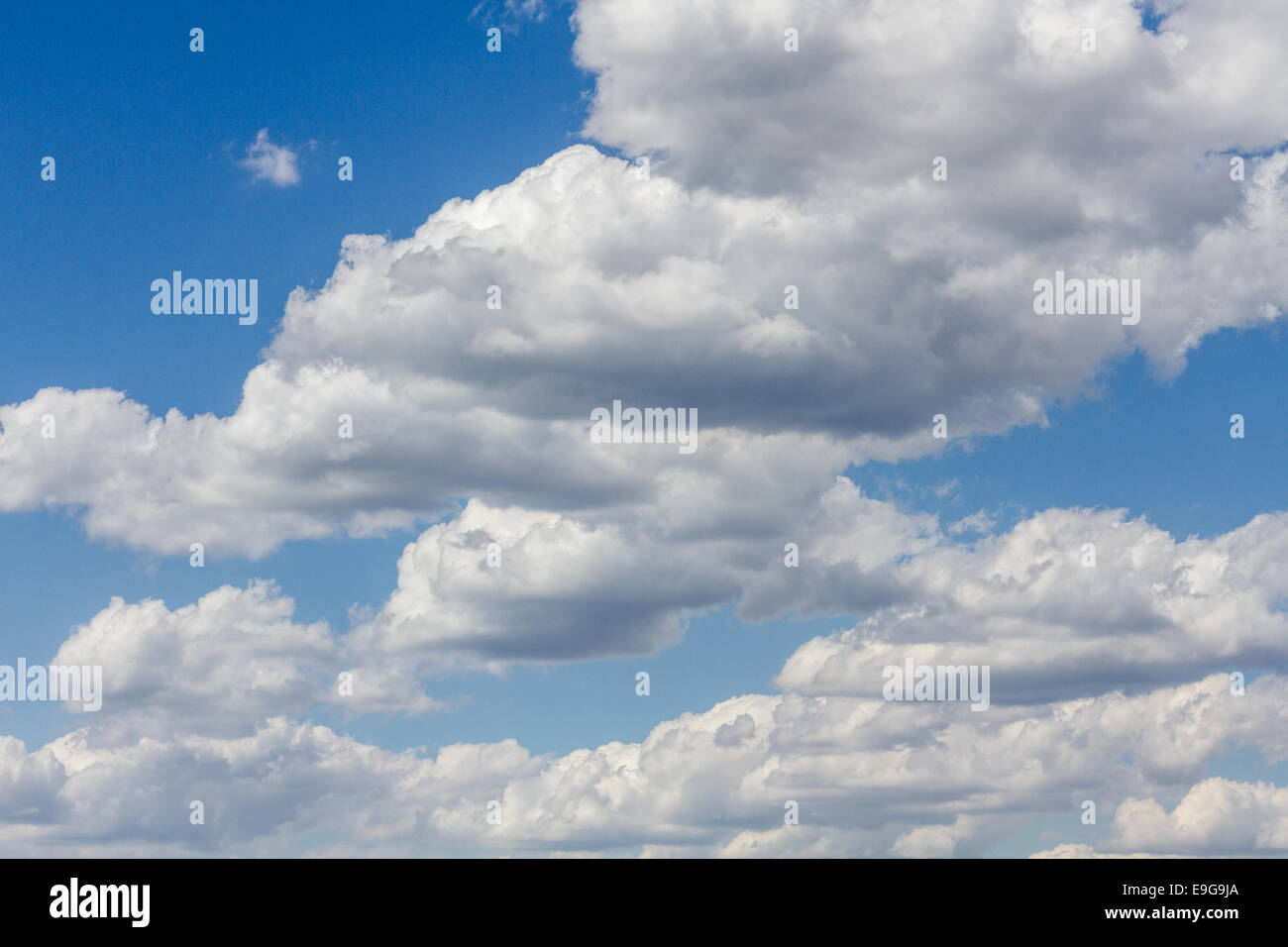 Cielo blu con nuvole moody Foto Stock