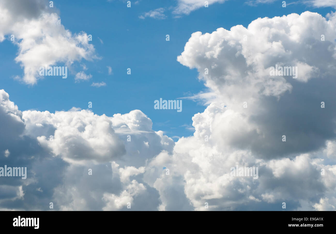 Sfondo con cielo nuvoloso Foto Stock