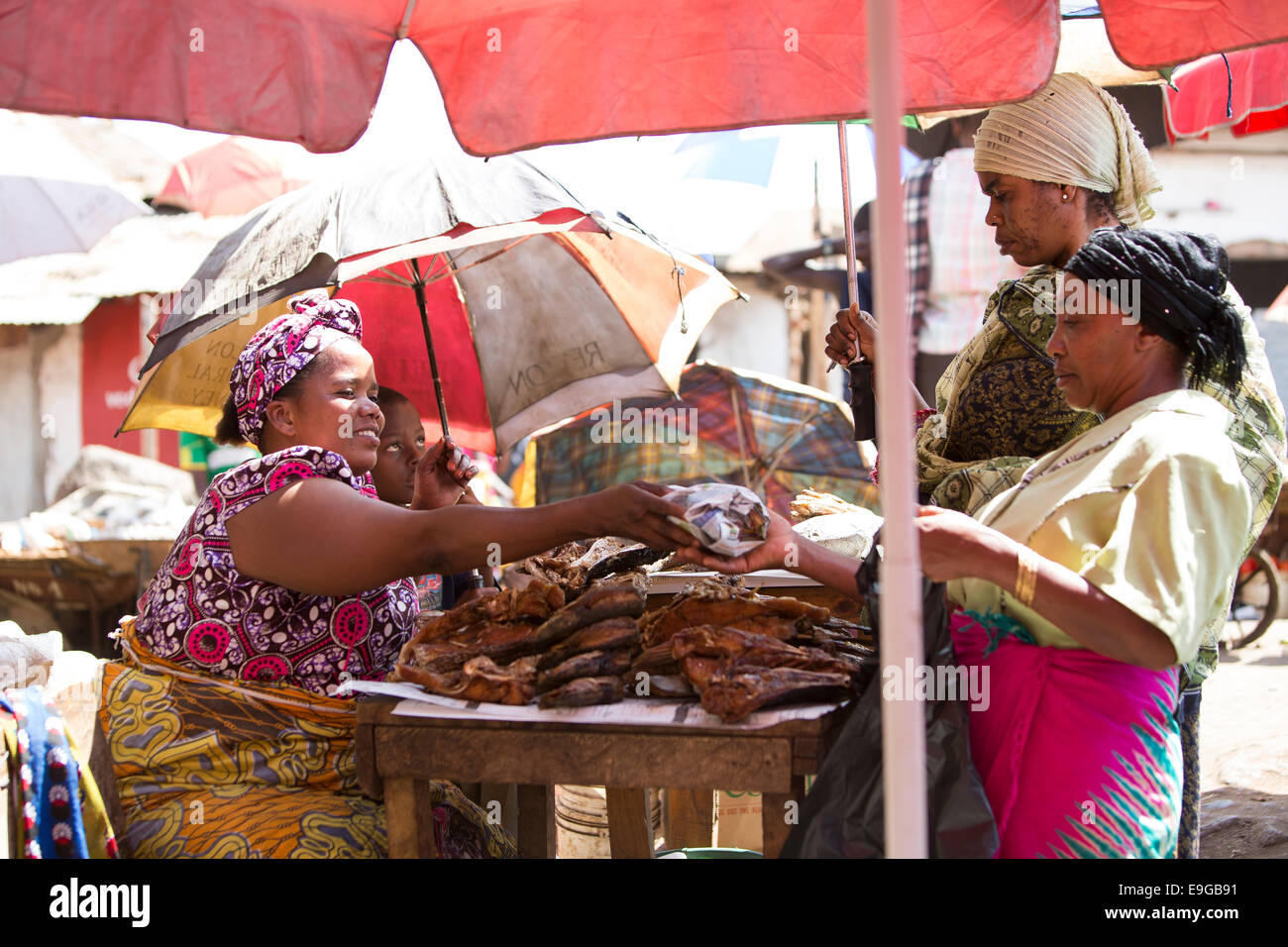 Pesce affumicato venditore a Moshi, Tanzania Africa Orientale. Foto Stock