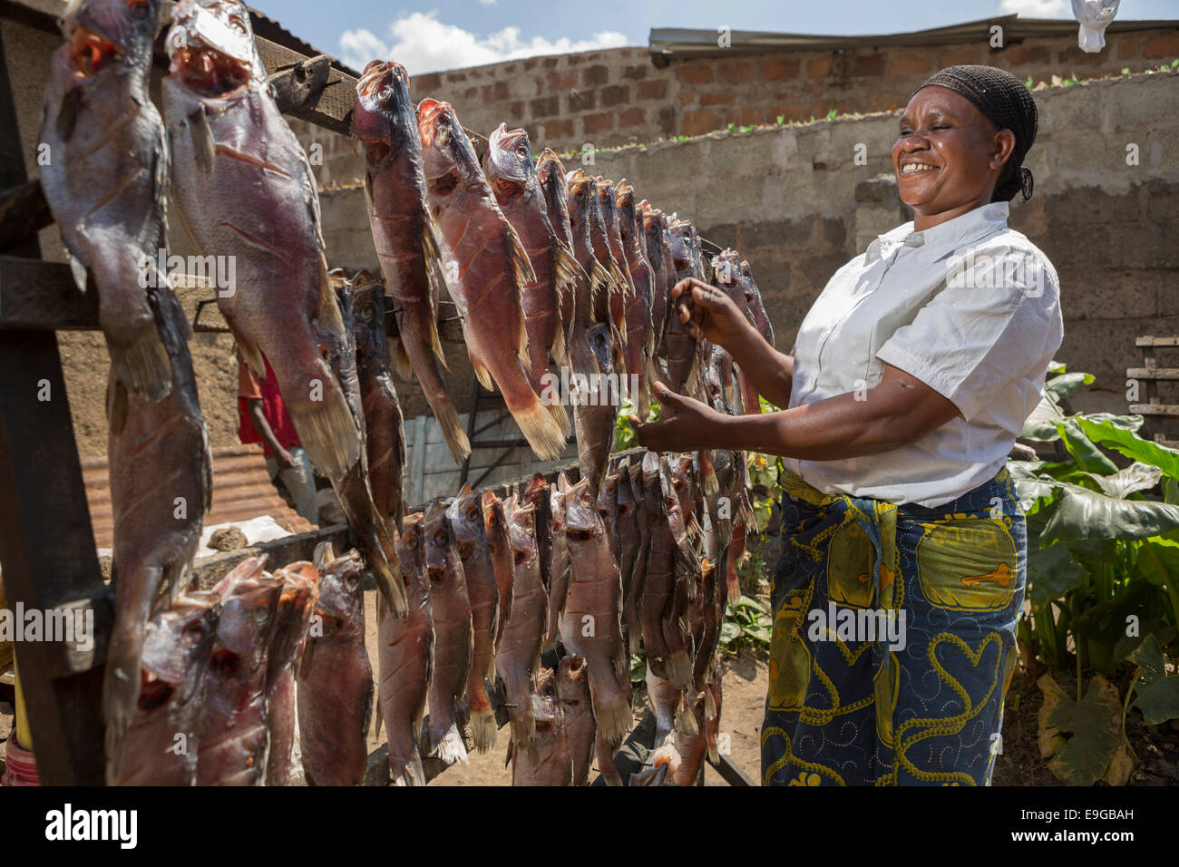 Pesce affumicato maker a Moshi, Tanzania Africa Orientale. Foto Stock