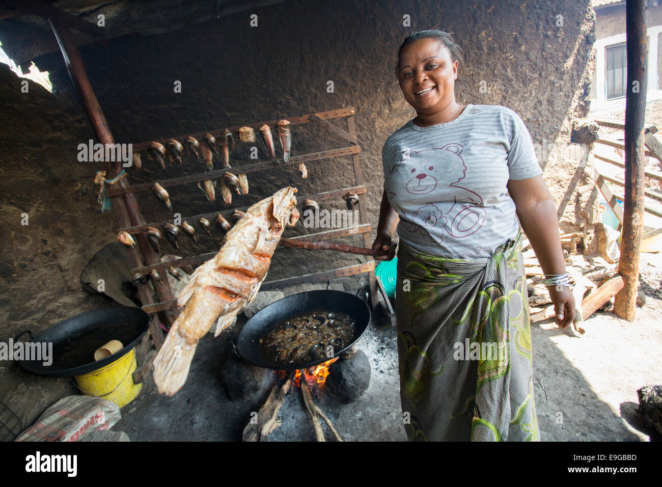 Frittura di pesce su un fuoco aperto a Moshi, Tanzania Africa Orientale. Foto Stock