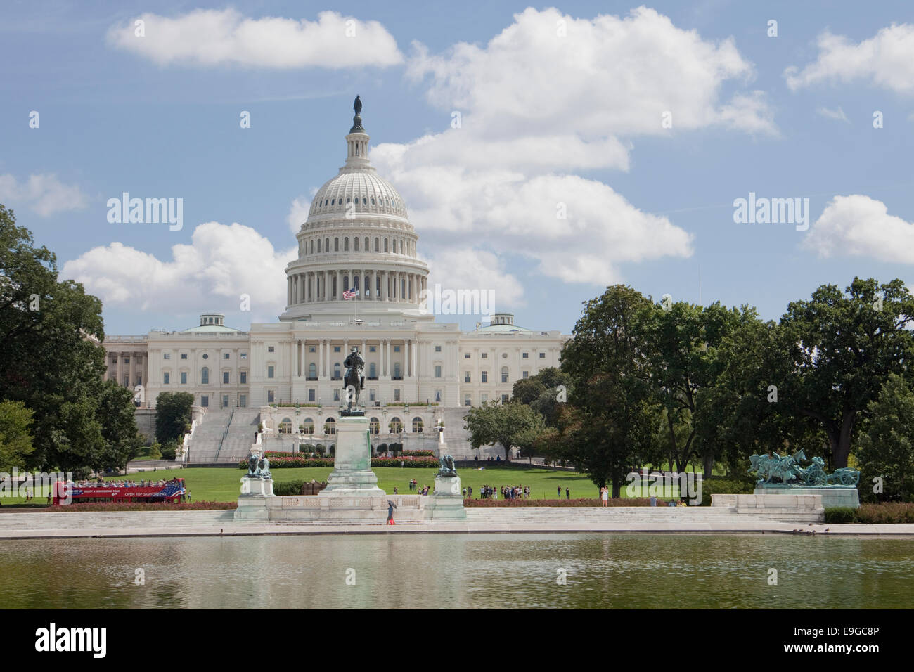 Vista del paesaggio del Capitol Hill Building a Washington con una gita in autobus Foto Stock