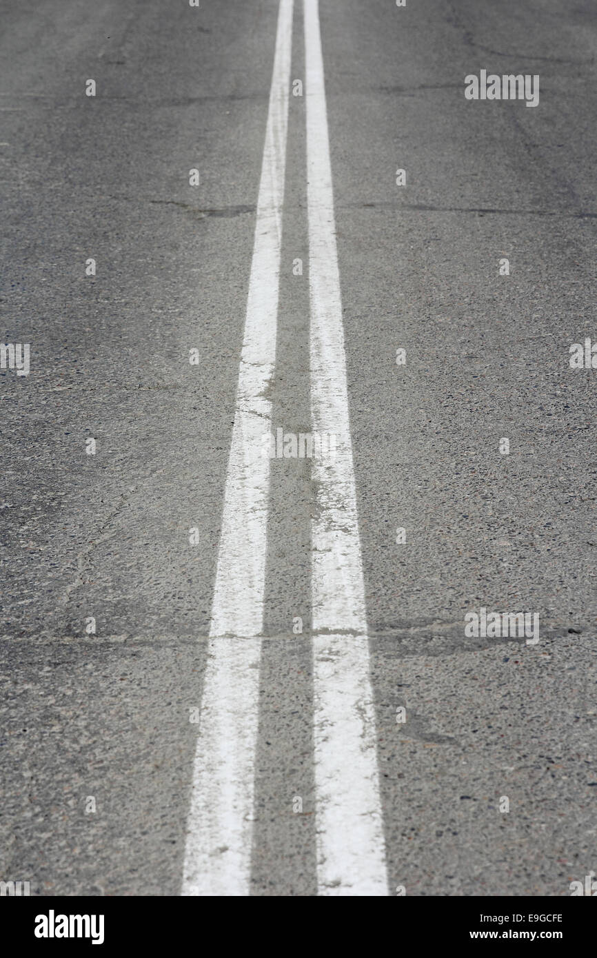 Asfalto autostrada con due strisce bianche Foto Stock