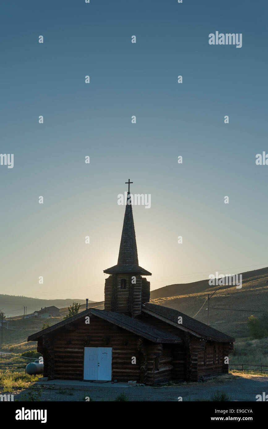 Accedere costruita la chiesa, all'alba, vicino Quilchena, British Columbia, Canada Foto Stock