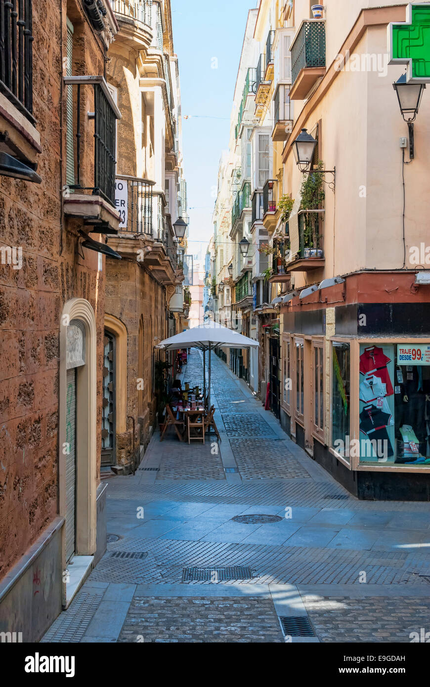 Soleggiato e frequentate della città andalusa di Cadice Foto Stock