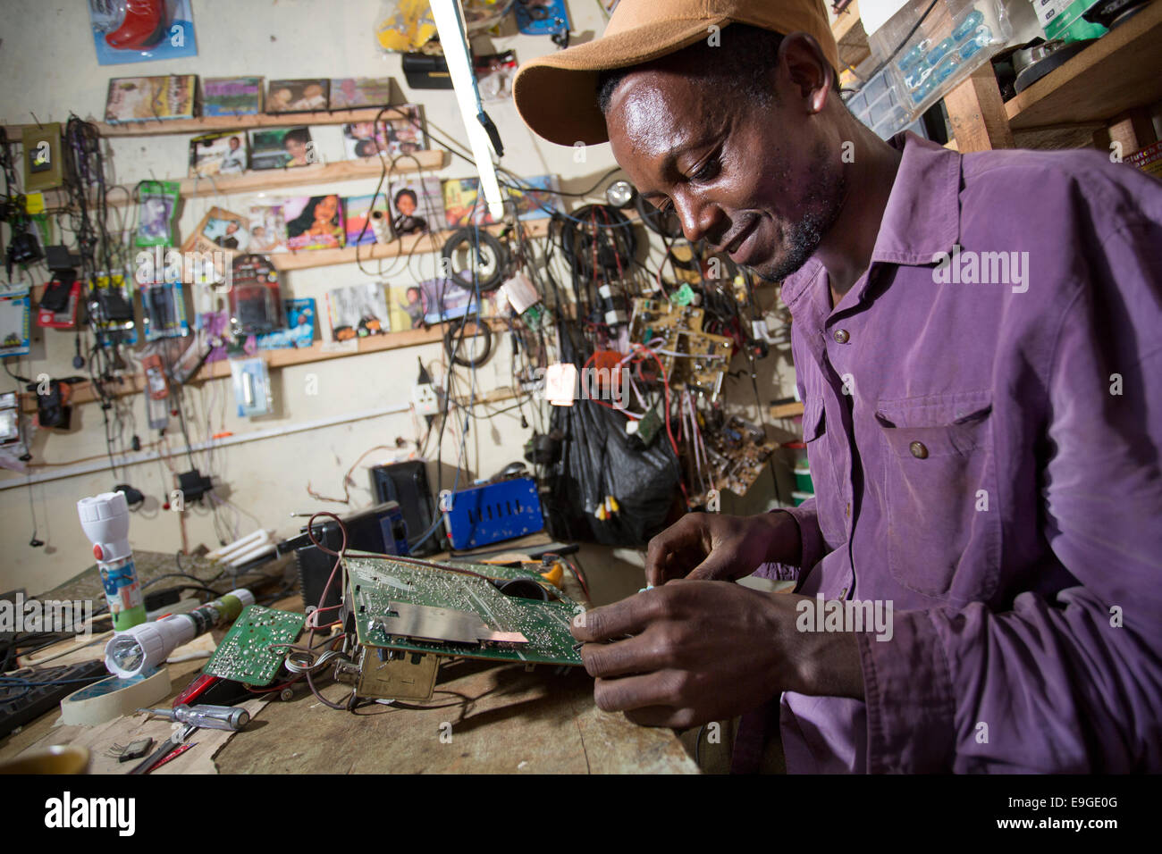 La riparazione elettrica shop in Masama villaggio sulle colline ai piedi del Monte Kilimanjaro, Tanzania. Foto Stock