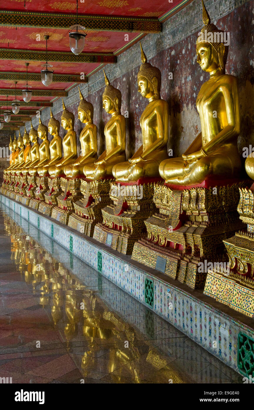 Golden Buddha in wat sutat, Bangkok Foto Stock
