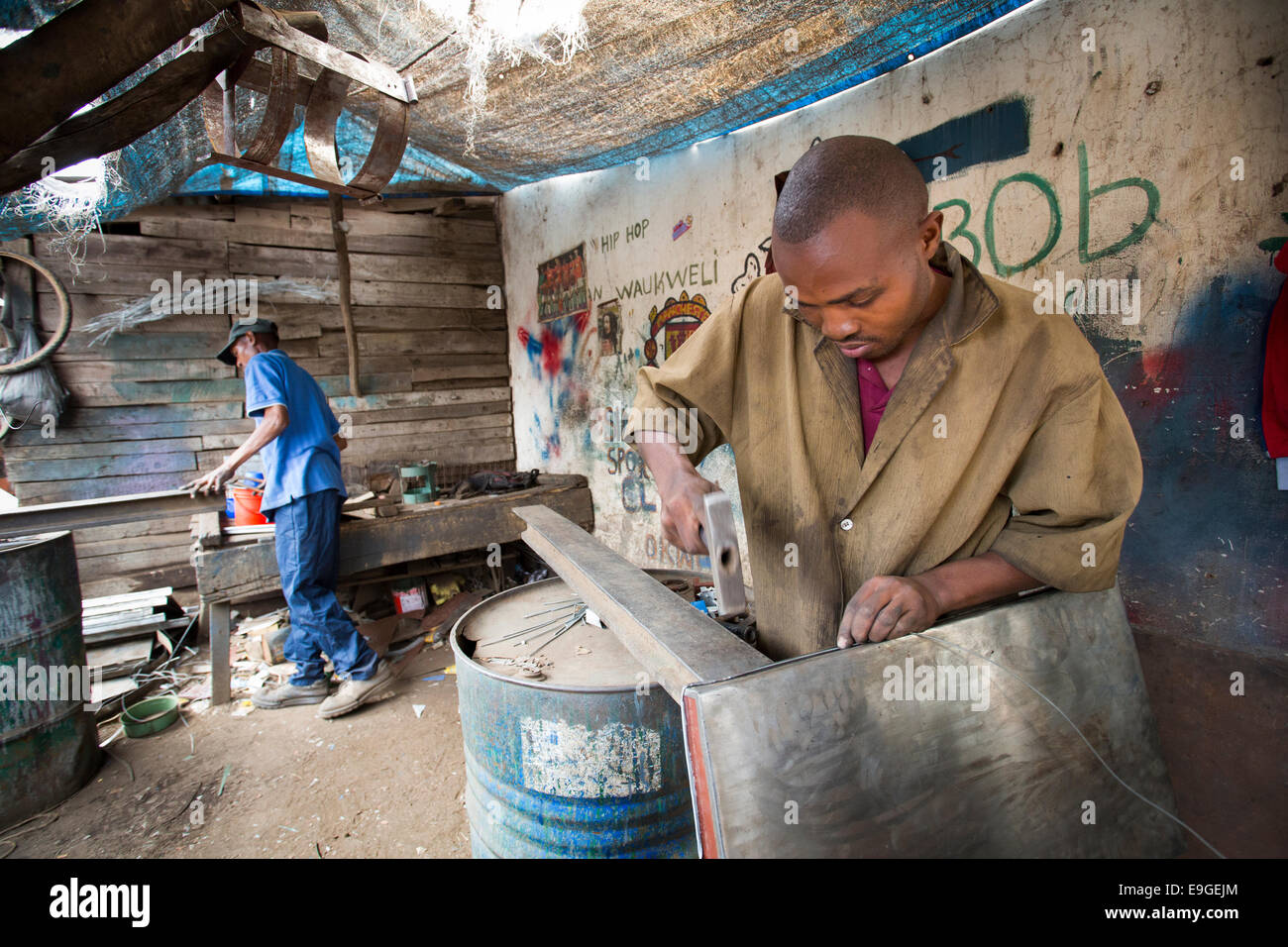 Rottami di metallo workshop ad Arusha in Tanzania, Africa orientale. Foto Stock