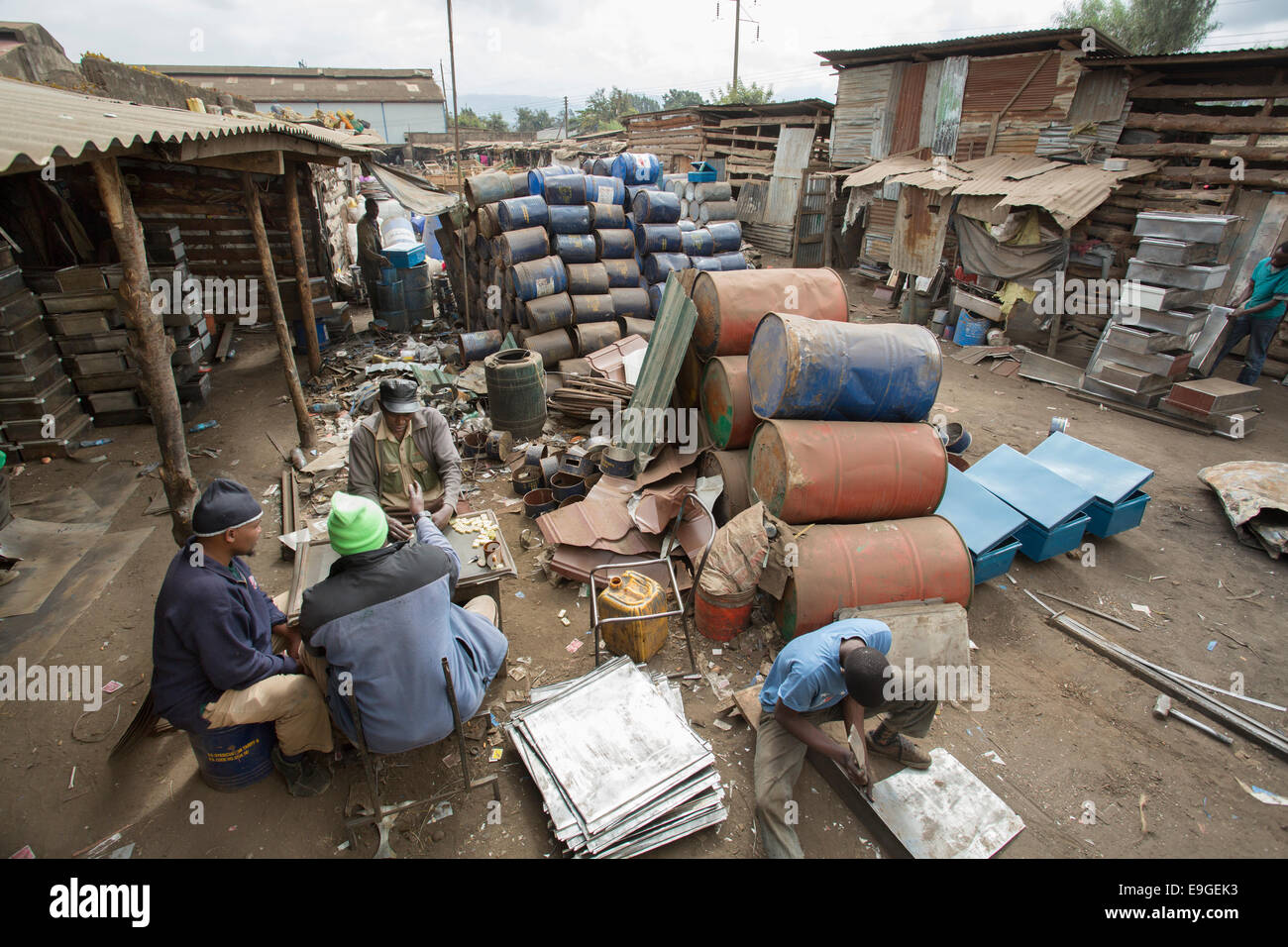 Rottami di metallo workshop ad Arusha in Tanzania, Africa orientale. Foto Stock