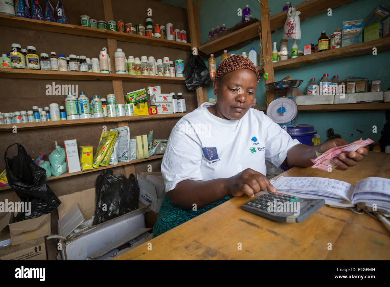 Proprietario in un input agricoli shop ad Arusha in Tanzania, Africa orientale. Foto Stock