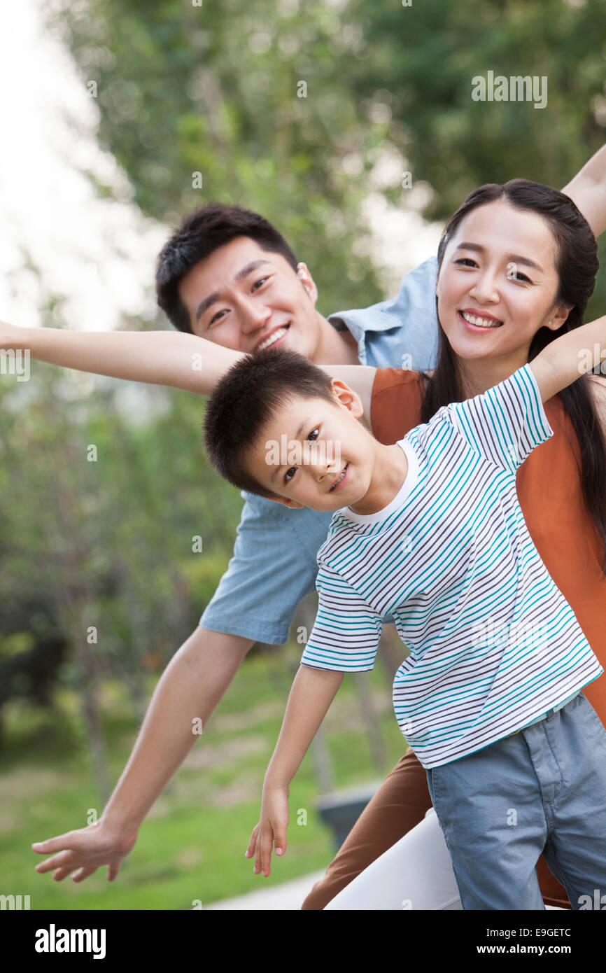 Ritratto di felice famiglia giovane con le braccia aperte Foto Stock