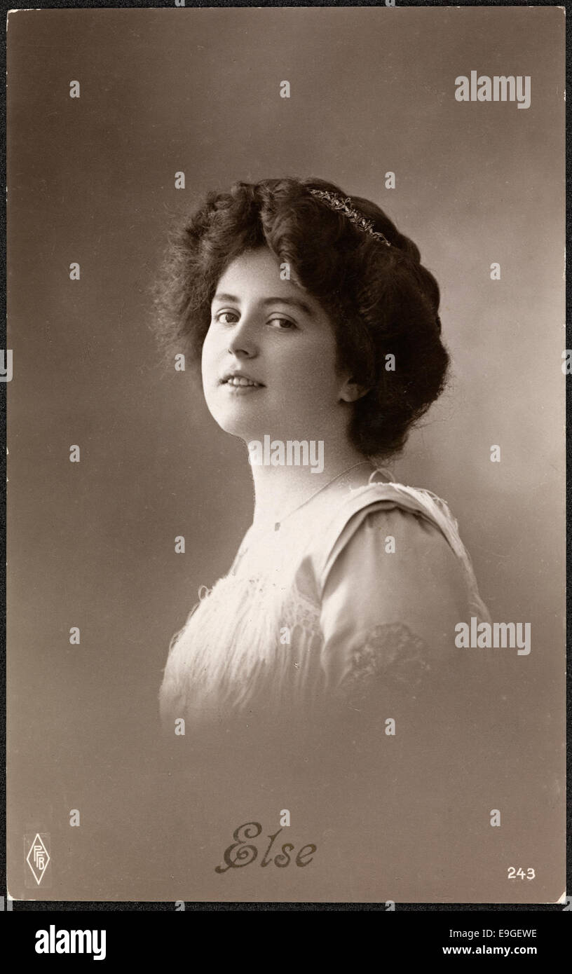 Una cartolina di moda vintage con una donna vestita in abiti d'epoca, pubblicata da Paul Fink e parte della collezione della Biblioteca Nazionale di Norvegia. L'immagine cattura le tendenze della moda del tempo. Foto Stock