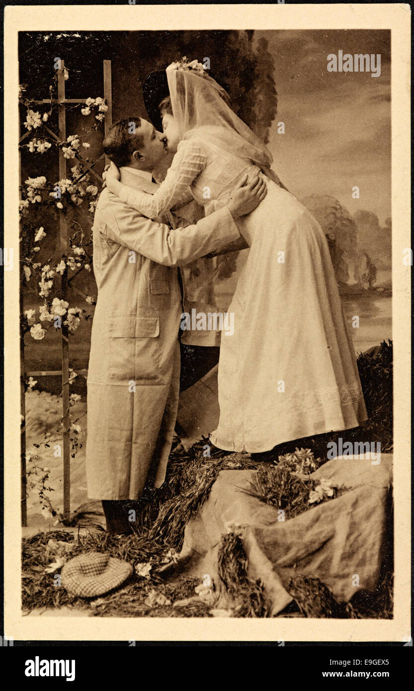 Una fotografia vintage di una coppia che bacia il giorno di San Valentino, scattata in un momento romantico e intimo. La foto, con il suo fascino da cartolina, è una rappresentazione iconica dell'amore e dell'affetto. Foto Stock