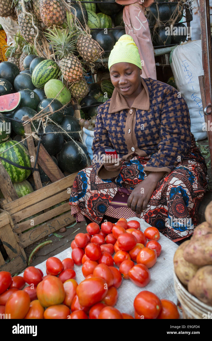 Fornitori nel mercato centrale ad Arusha in Tanzania, Africa orientale. Foto Stock