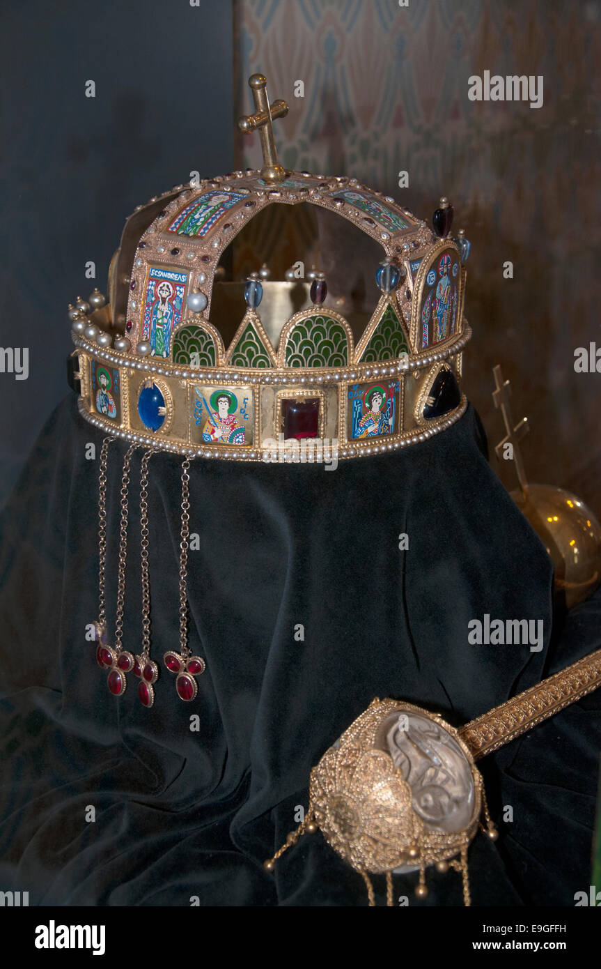 I gioielli della corona del paese di Ungheria sono in mostra le case del  parlamento a Budapest. Queste sono le repliche in St la chiesa di Matthias  Foto stock - Alamy