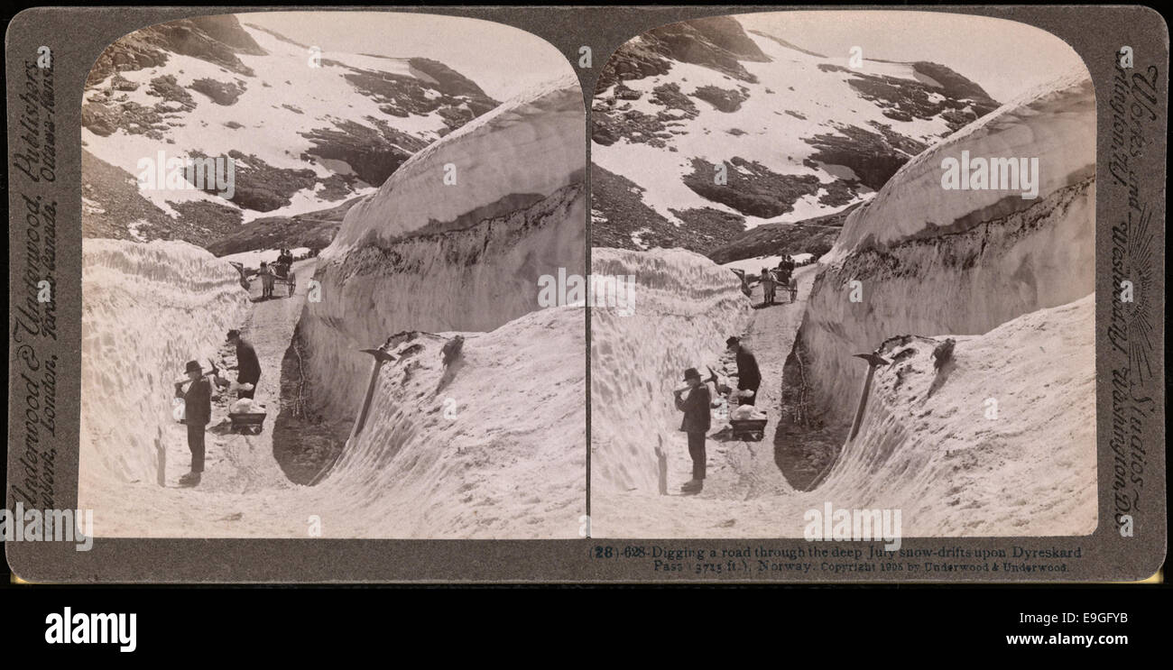 628 (28). Lo scavo di una strada attraverso la profonda luglio cumuli di neve su Dyreskard Pass (3715 ft.), Norvegia Foto Stock