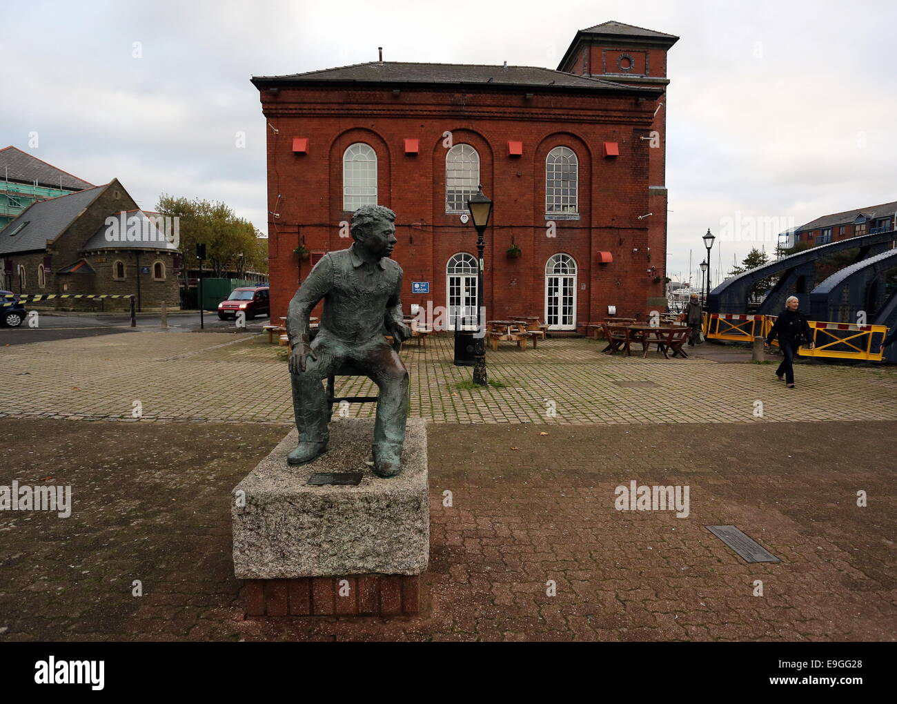 Swansea, Regno Unito. 27 ott 2014. La statua di Dylan Thomas a Swansea Marina. Re: celebrazioni e manifestazioni mark 100 anni dalla nascita o autore e poeta Dylan Thomas nella sua città natale, Swansea, Wales, Regno Unito. Credito: D Legakis/Alamy Live News Foto Stock