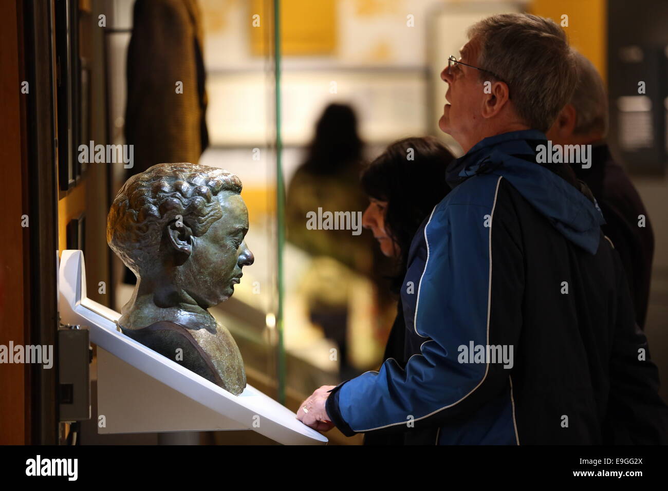 Swansea, Regno Unito. 27 ott 2014. Thomas' ' busto in mostra presso il Dylan Thomas Centre. Re: celebrazioni e manifestazioni mark 100 anni dalla nascita o autore e poeta Dylan Thomas nella sua città natale, Swansea, Wales, Regno Unito. Credito: D Legakis/Alamy Live News Foto Stock