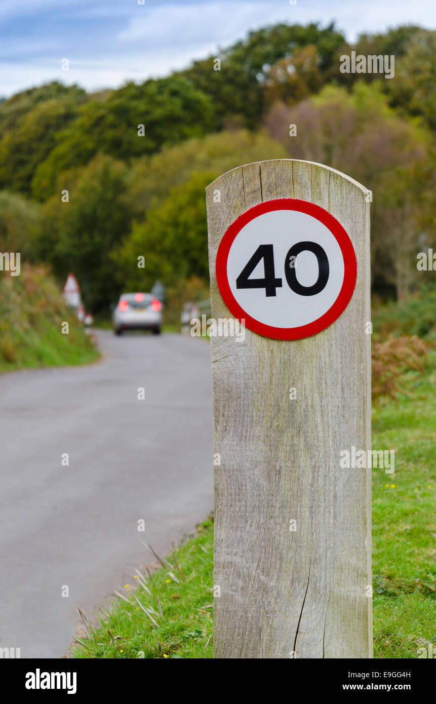 40 mph circolare su strada britannica segno su un montante in legno post Foto Stock