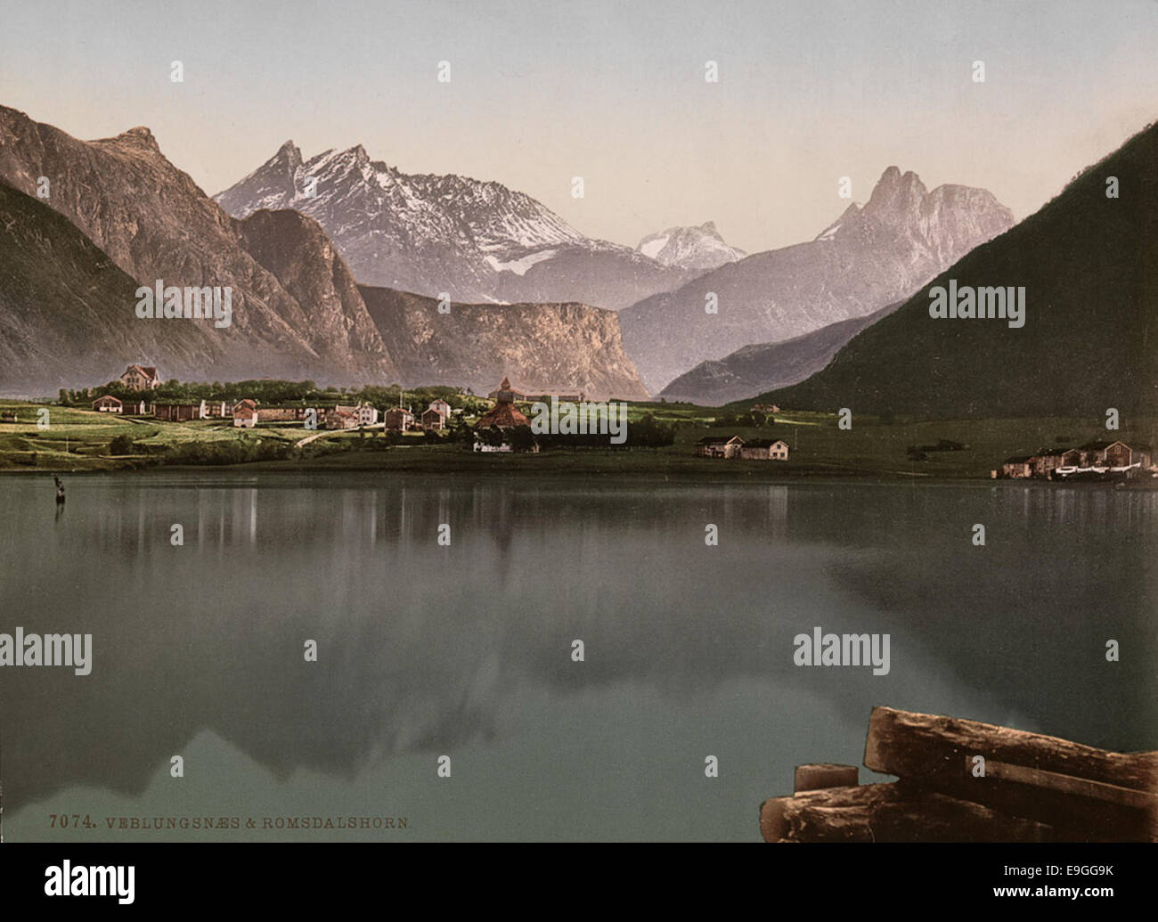 Questa stampa fotocromatica della fine del XIX secolo o dell'inizio del XX mostra le panoramiche montagne Veblungsnes e Romsdalshorn in Norvegia, sottolineando il paesaggio drammatico della regione. Foto Stock