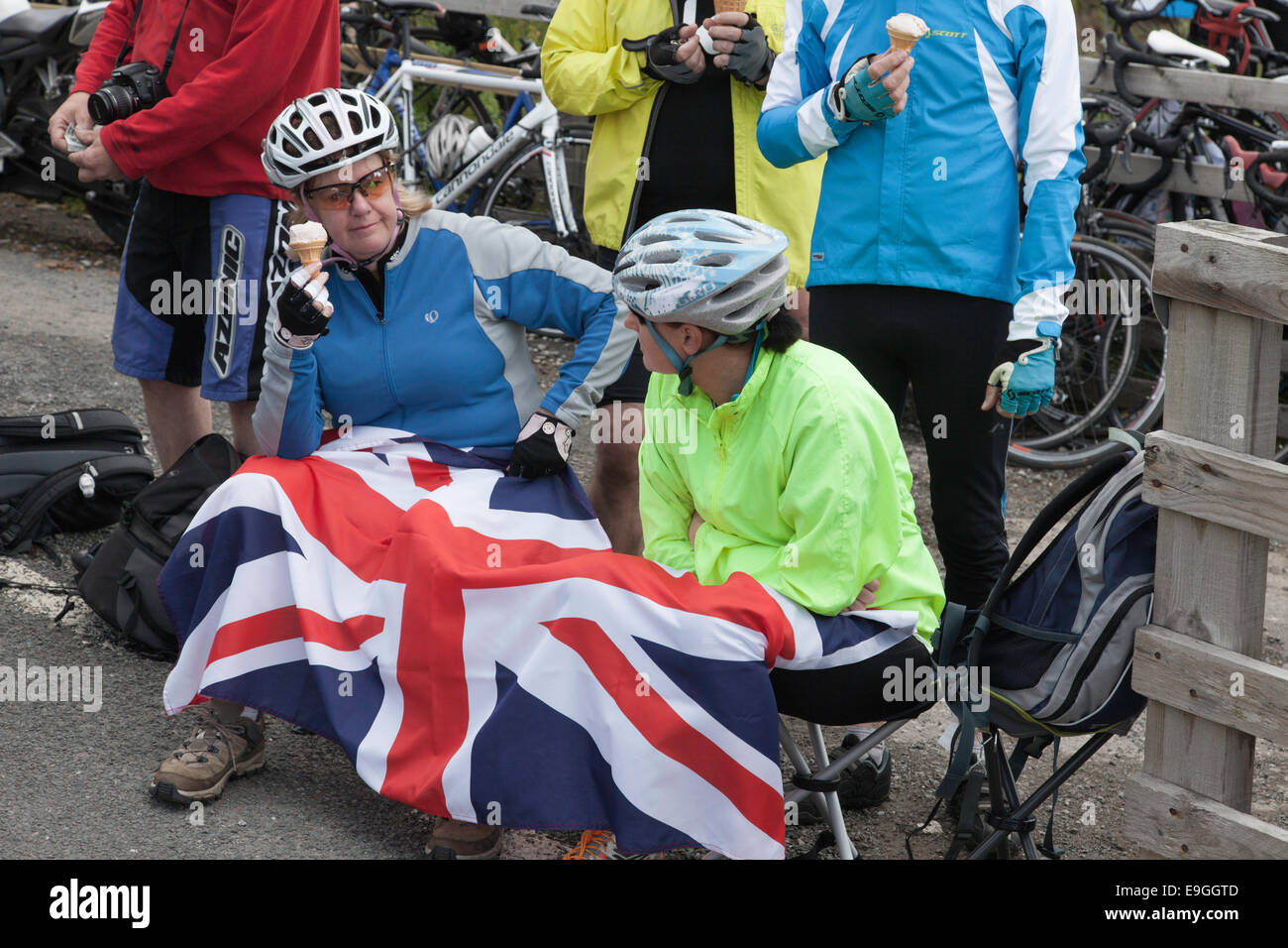 Gli spettatori in attesa del Tour de France 2014, vasche di burro Pass, Yorkshire Dales National Park, North Yorkshire, Inghilterra, Regno Unito Foto Stock