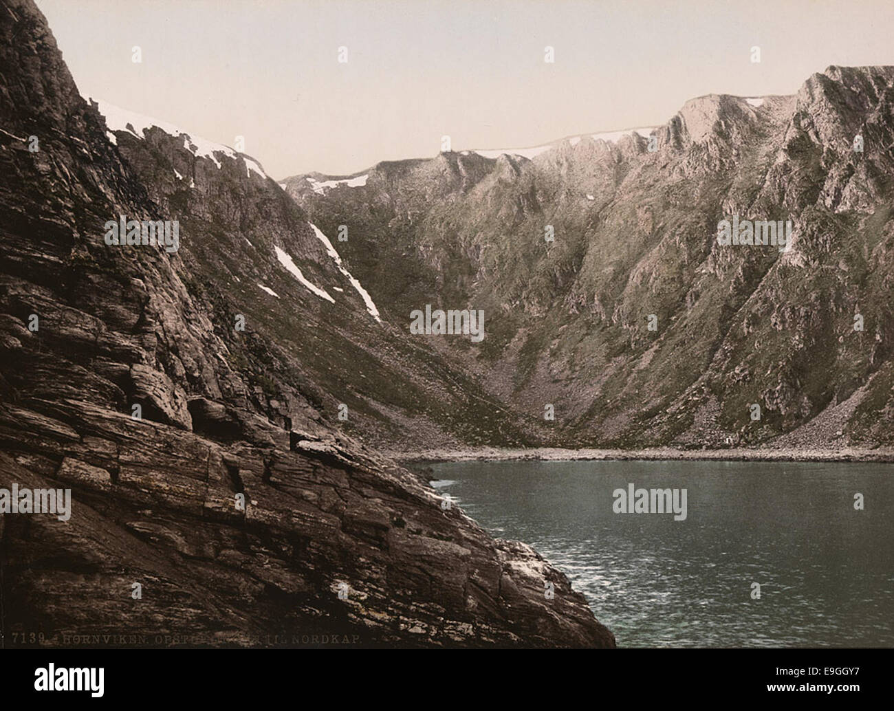 Questa stampa fotocromatica di Hornviken, Norvegia, raffigura la salita a Nordkapp (Capo Nord) a Finnmark. L'immagine mostra il paesaggio drammatico e il terreno ripido che conduce a uno dei punti più settentrionali d'Europa. Foto Stock