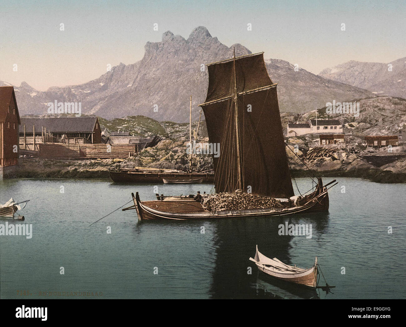 Questa immagine fotocromatica raffigura una barca Nordlandsbaad, una tradizionale nave in legno norvegese. La barca fa parte del patrimonio marittimo norvegese e rappresenta la forte tradizione marinara nelle regioni settentrionali del paese. Foto Stock