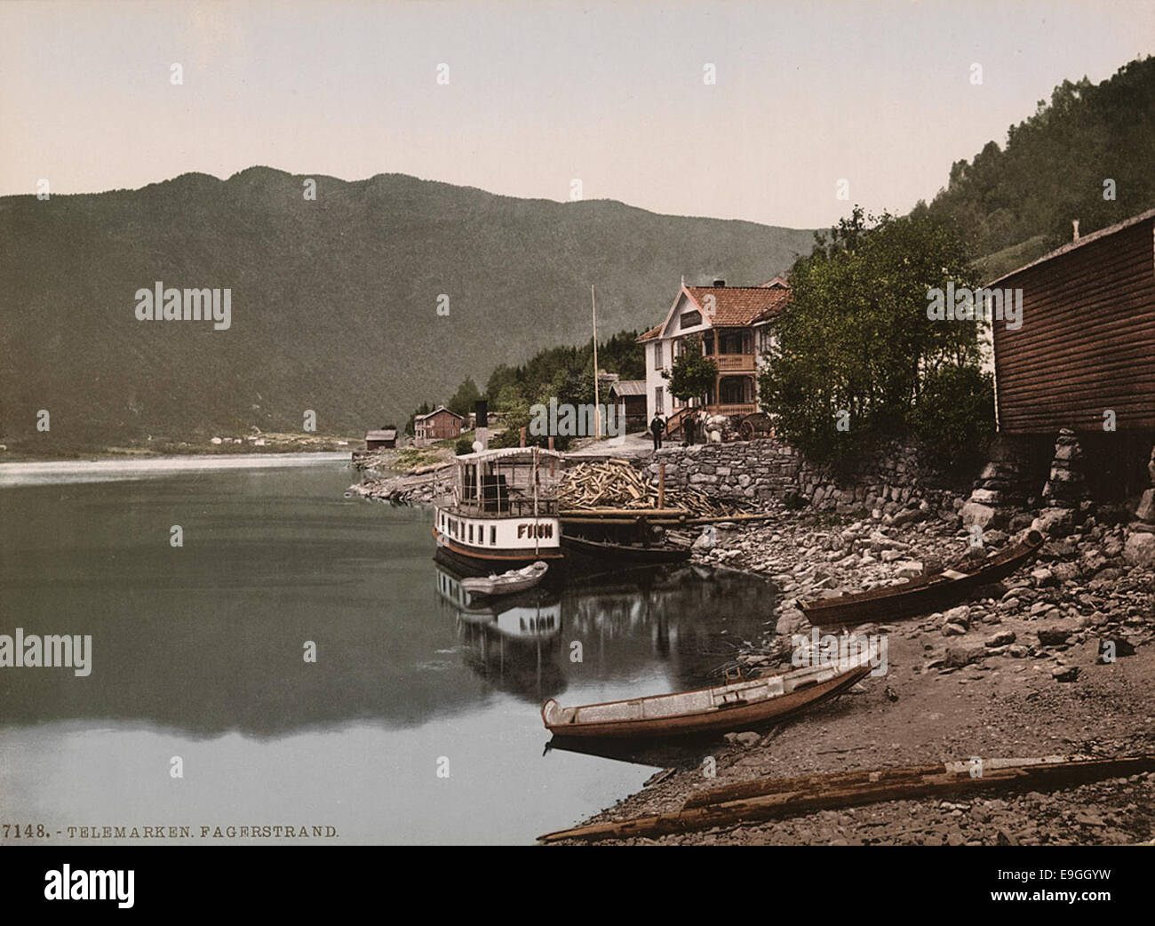 Una stampa fotocromatica che mostra il pittoresco paesaggio di Fagerstrand a Telemark, Norvegia. L'immagine cattura la bellezza naturale e la serenità della regione tra la fine del XIX e l'inizio del XX secolo. Foto Stock