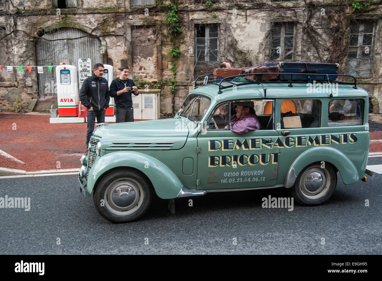 Renault Dauphinoise durante il Embouteillage de la Route Nationale 7, avviene per automobili classiche a Lapalisse, Francia Foto Stock