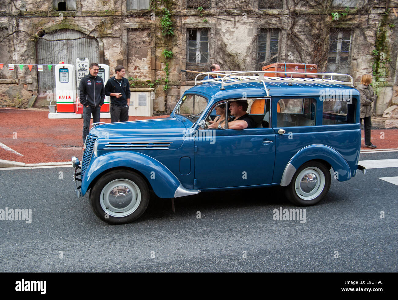 Blue Renault Dauphinoise durante il Embouteillage de la Route Nationale 7, avviene per automobili classiche a Lapalisse, Francia Foto Stock