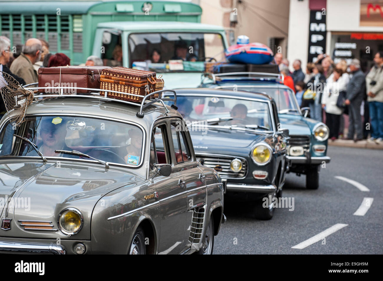 Auto d'epoca durante la Embouteillage de la Route Nationale 7, avviene per oldtimers degli anni cinquanta e sessanta a Lapalisse Foto Stock