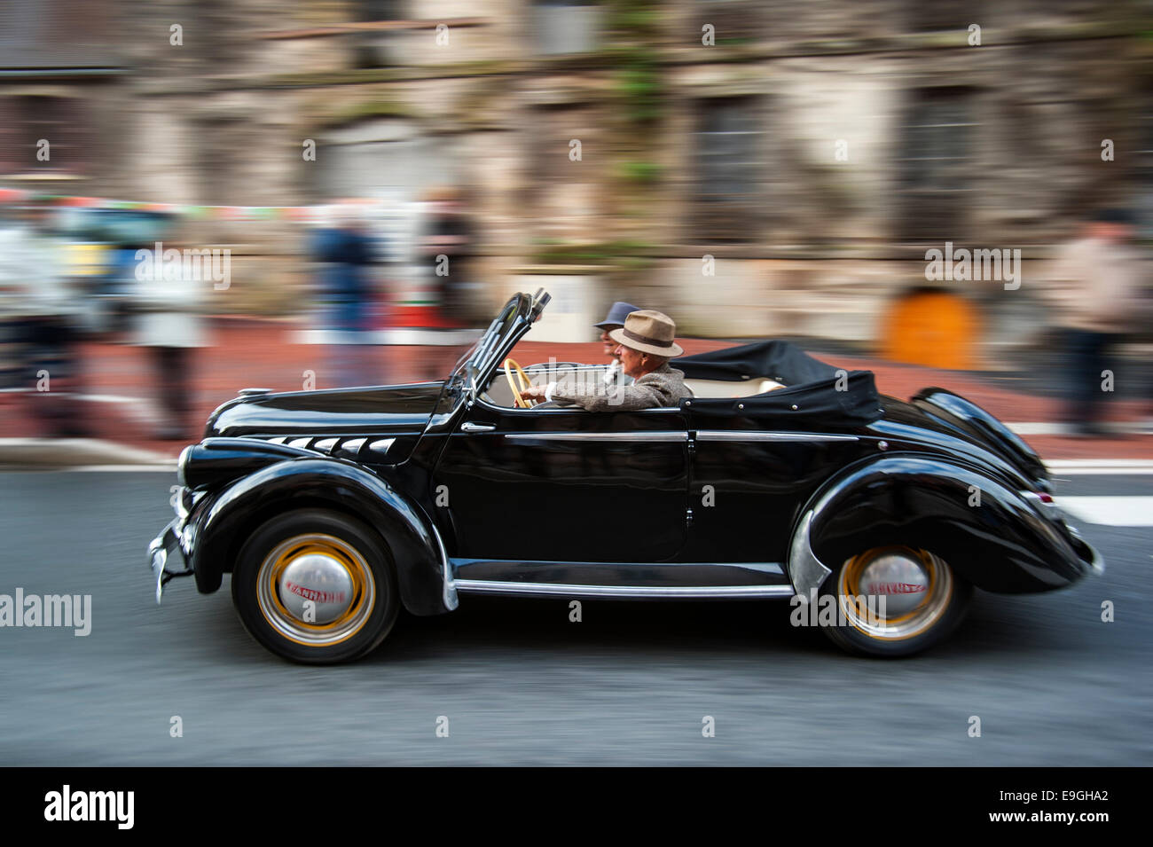 Classic Car Panhard Dyna X, cabriolet durante Embouteillage de la Route Nationale 7, avviene per oldtimers, Lapalisse, Francia Foto Stock