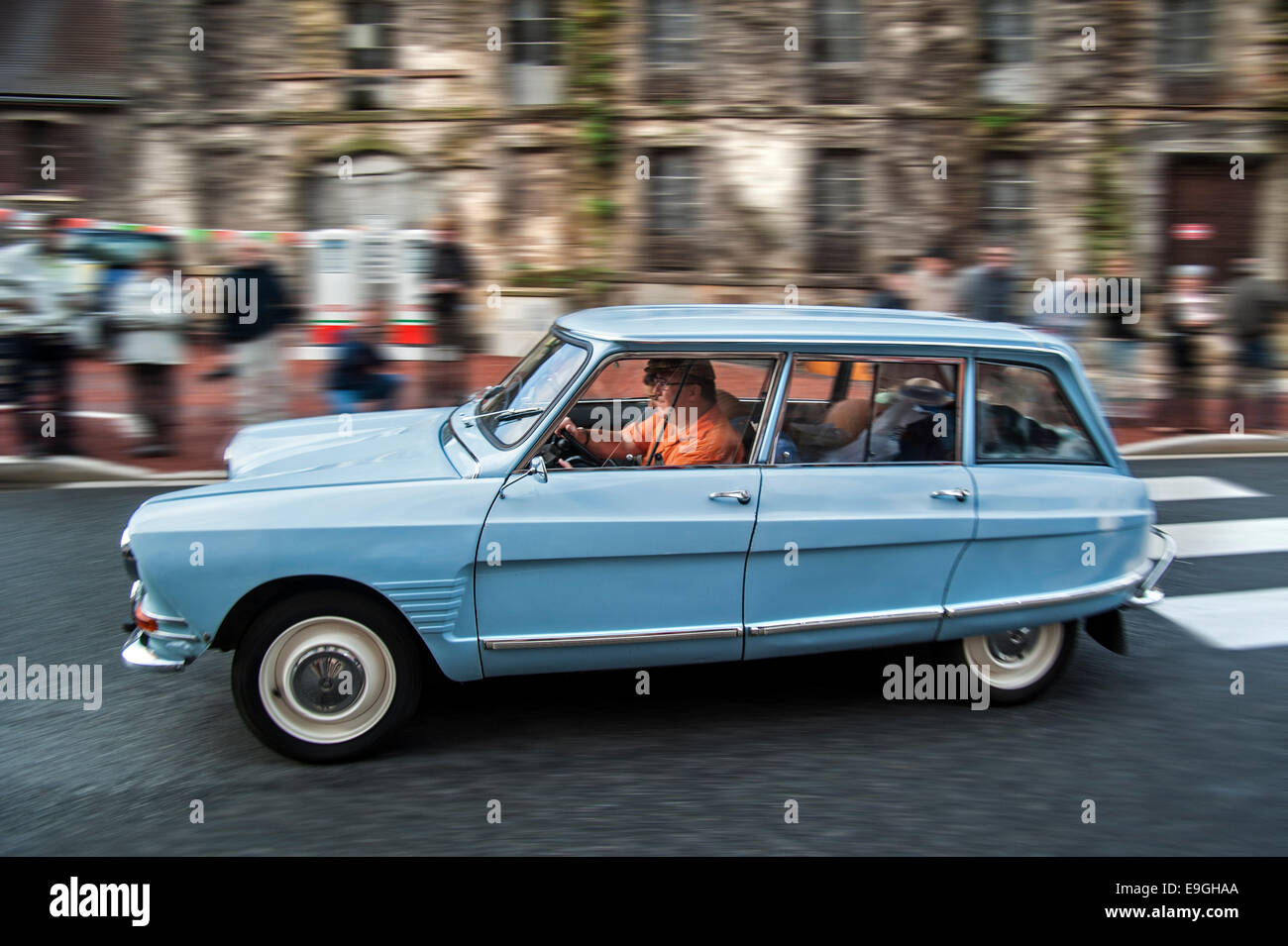 Blue Citroën Ami 6 break durante la Embouteillage de la Route Nationale 7, avviene per automobili classiche a Lapalisse, Francia Foto Stock